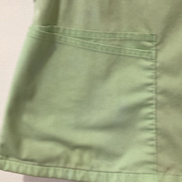 Butter Soft Scrub top in excellent pre~loved condition. Super soft and c… - Picture 5 of 6